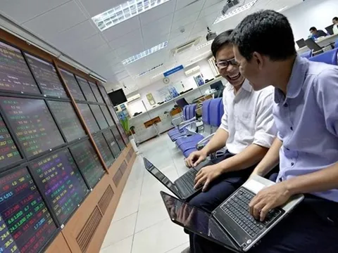 VN-Index lập đỉnh lịch sử 1.731 điểm: Ngân hàng “gánh team”!