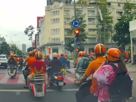 10 nhân viên công ty du lịch “đua” Vespa vượt đèn đỏ ngay trung tâm Sài Gòn, bị CSGT lập biên bản!