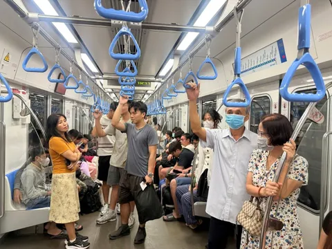 người dân tìm “1.001" cách vượt 'biến động giá': Metro, xe buýt, làm việc từ xa lên ngôi