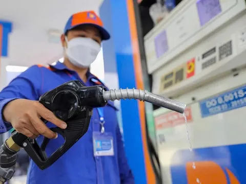 NÓNG: Chính phủ kéo dài giảm thuế xăng dầu đến hết năm 2026