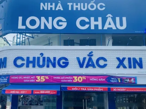 Hệ thống nhà thuốc Long Châu đã có bước "chuyển động thay đổi" nhưng lại lòi thêm 2 cơ sở tiêm chủng vắc xin vi phạm khiến dư luận lại dậy sóng!