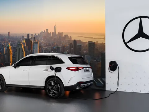 Mercedes-Benz GLC PHEV ra mắt, giá gần 3 tỷ đồng, hết xăng vẫn chạy tới 128km