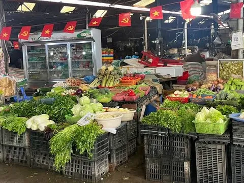 TP.HCM mưa lớn: Rau ngoài chợ tăng 10.000–15.000 đồng/kg, siêu thị vẫn giữ giá