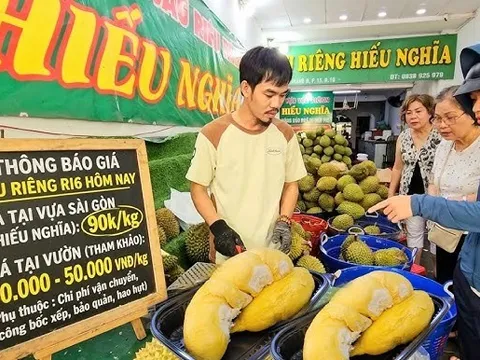 Trái cây rớt giá mạnh, sầu riêng, xoài, thanh long giờ "rẻ như rau"