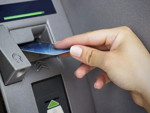Đừng vội rút tiền từ thẻ tín dụng nếu chưa biết những khoản phí này