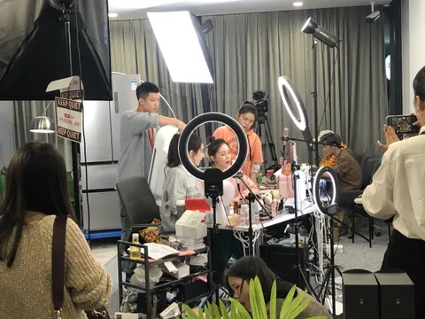 Chung cư Regent International Center, nơi được mệnh danh là “thánh địa livestream” tại Trung Quốc, đã tuột dốc không phanh theo cách mà không ai ngờ tới.