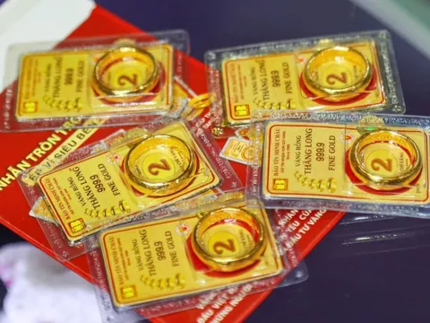 Vàng lao dốc không phanh – Nhà đầu tư ngồi khóc nhìn giá bay hơi