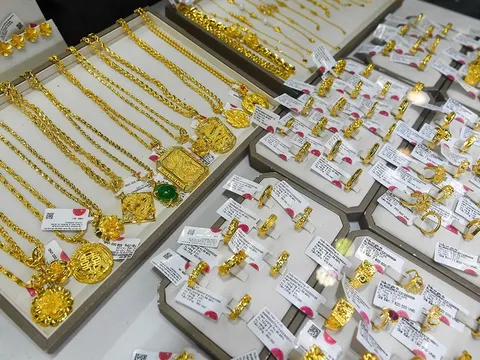 Giá vàng tụt dốc, USD tăng vọt – Nhà đầu tư rút chạy!