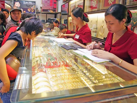 Vàng trong nước “phi mã”: chênh thế giới tới 32 triệu/lượng, dân tình choáng váng