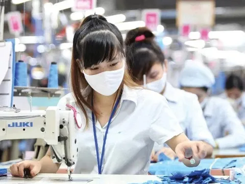 Tăng lương nhưng giá cũng tăng, người lao động “cầm tiền cho đẹp”