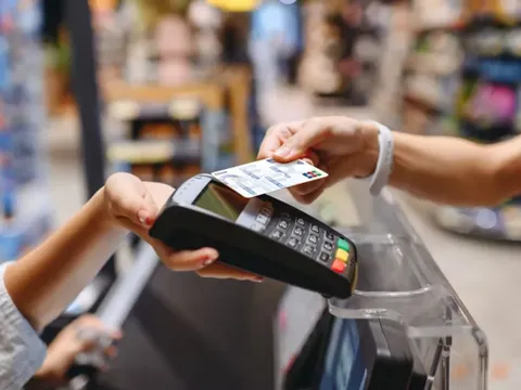 Tưởng Gen Z tiêu xài bốc đồng, ai ngờ dùng thẻ tín dụng còn tính toán hơn người lớn