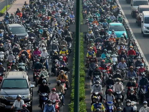 Chuyển đổi xe xăng sang xe điện: Ai hưởng lợi, ai gặp khó?