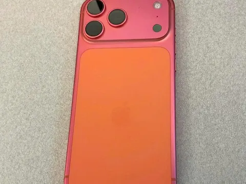 iPhone 17 Pro Max màu cam “biến hình” thành… vàng hồng chỉ sau vài tuần dùng!