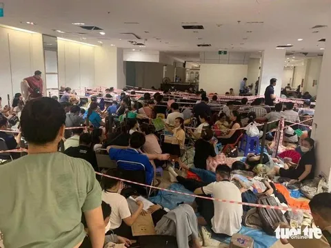 Xếp hàng xuyên đêm mua nhà ở xã hội tại Đà Nẵng, hàng trăm người chen lấn nghẹt thở
