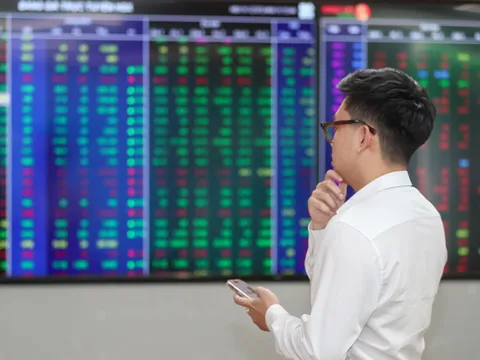 Chứng khoán Việt tháng 8: VN-Index bay cao, nhưng nhiều cổ phiếu vẫn "ngã sấp mặt"!