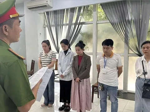 Đường dây “bác sĩ giả” hoạt động công khai ngay trung tâm Đà Nẵng! Chưa tốt nghiệp cấp 3 vẫn… khám bệnh, ra y lệnh!