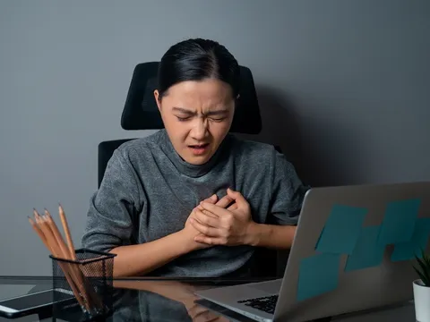 Báo động: Đột quỵ đang trẻ hóa – Thủ phạm đến từ những thói quen "vô hại" của giới trẻ!