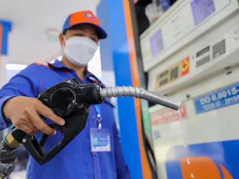 Giá xăng giảm về sát 19.500 đồng