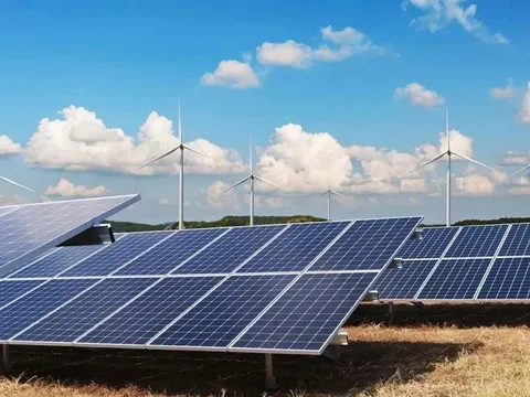 Doanh nghiệp điện gió, điện mặt trời đồng loạt báo lỗ: nợ nghìn tỷ, áp lực lãi vay “bào mòn” lợi nhuận