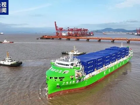 Chấn động: Tàu container chạy bằng điện lớn nhất thế giới do Trung Quốc sản xuất chính thức vận hành