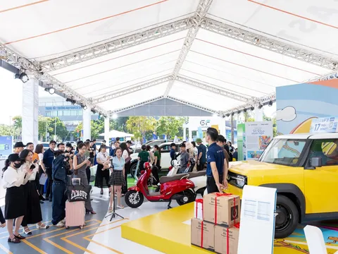 Hàng nghìn người đổ về “Ngày hội thu xăng đổi điện”, hàng dài xe điện được chốt đơn ngay tại chỗ