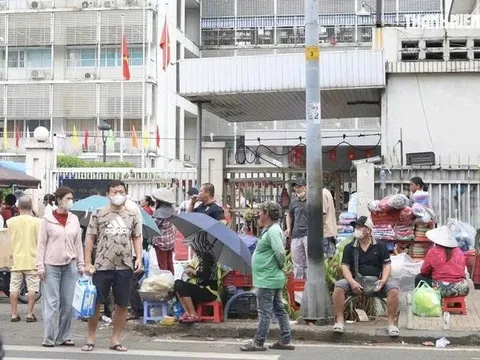 Hàng rong “né” kiểm tra quanh bệnh viện lớn ở TP.HCM như thế nào?