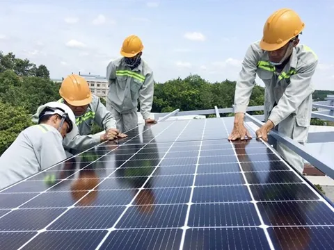 Mùa nắng nóng chưa tới đỉnh nhưng hóa đơn điện đã khiến nhiều gia đình “toát mồ hôi”.