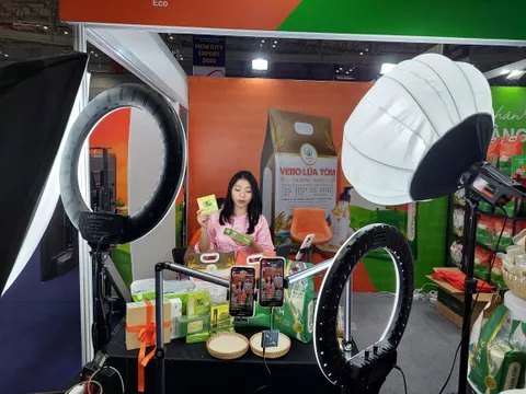 TP.HCM đề xuất siết quản lý thực phẩm trên mạng xã hội và ứng dụng giao đồ ăn