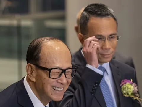 Tỷ phú Lý Gia Thành liên tục bán tài sản, gom hàng chục tỷ USD tiền mặt để “chờ thời”